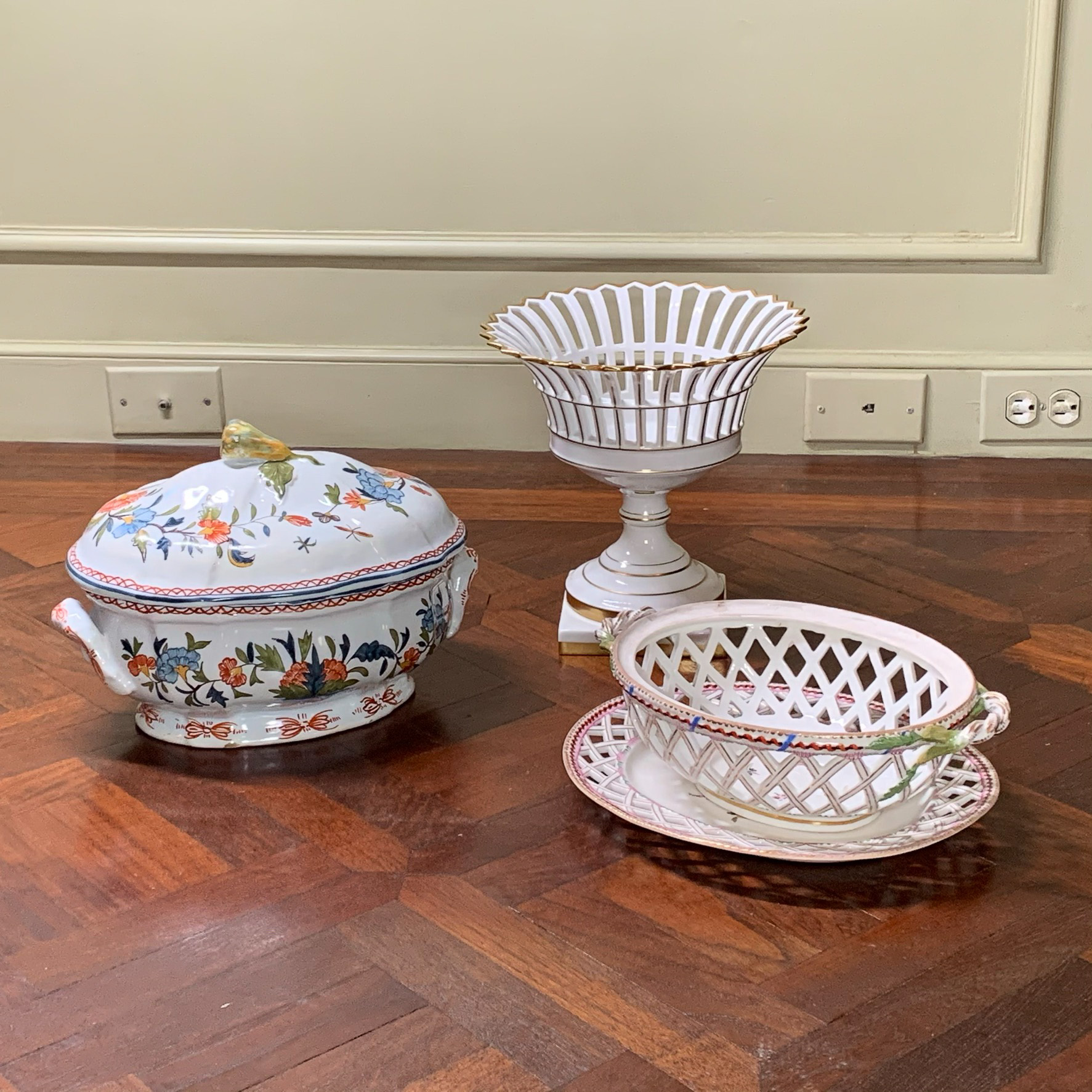 (4pc) GILT & PAINTED PORCELAIN ITEMS