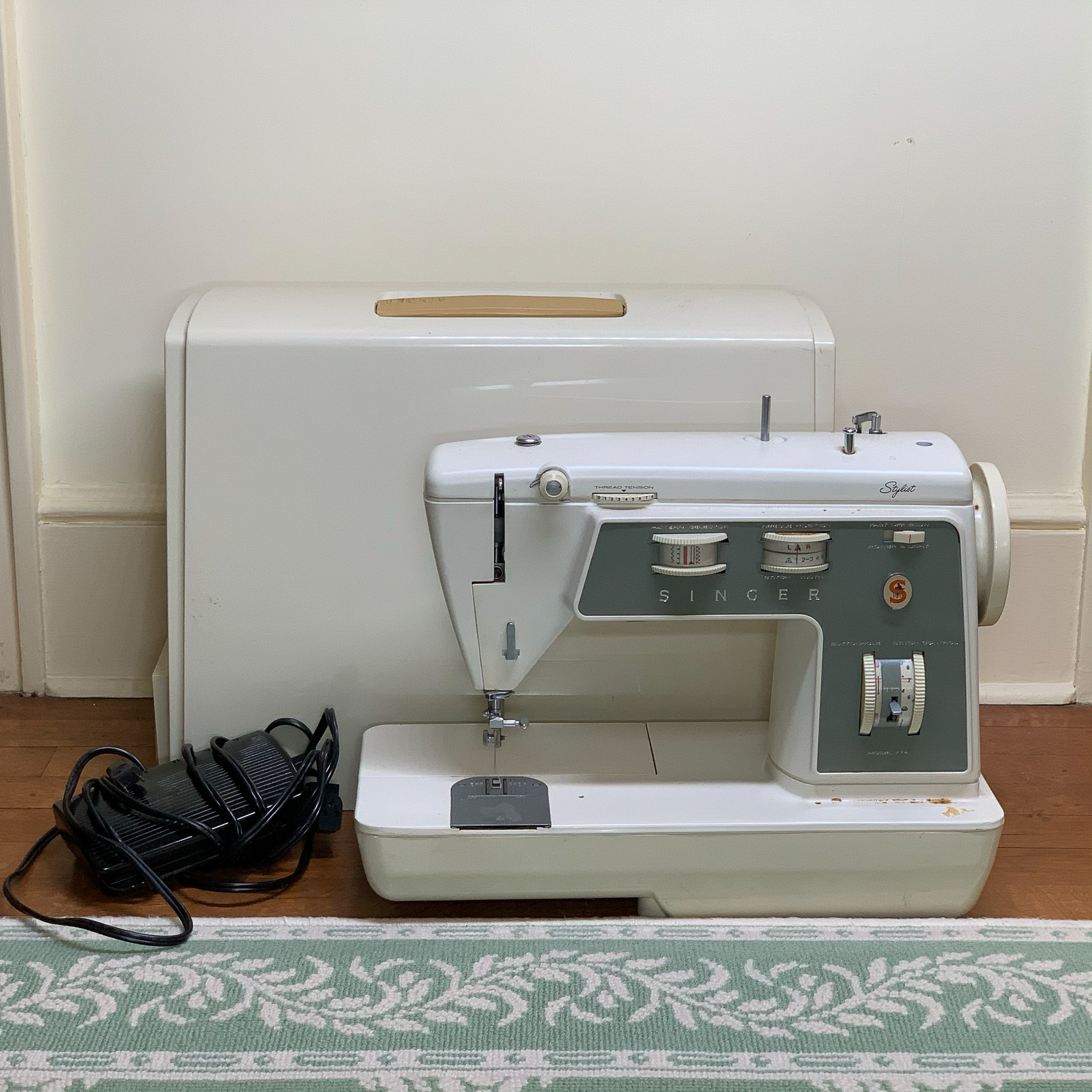 SINGER "STYLIST" MODEL 774 SEWING MACHINE