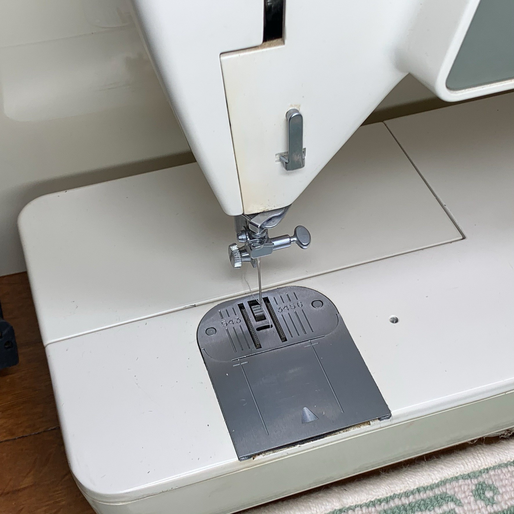 SINGER "STYLIST" MODEL 774 SEWING MACHINE