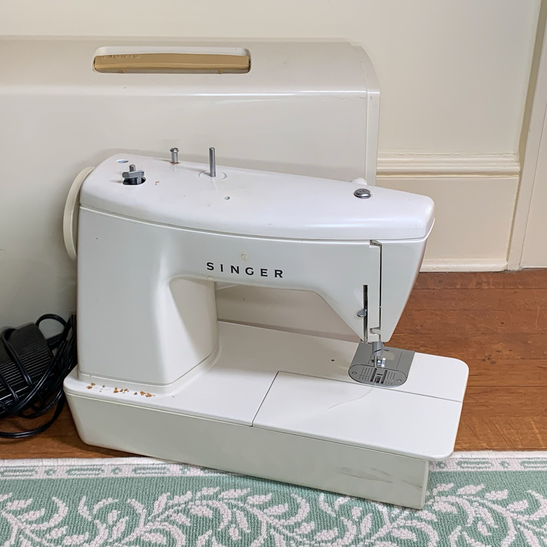 SINGER "STYLIST" MODEL 774 SEWING MACHINE