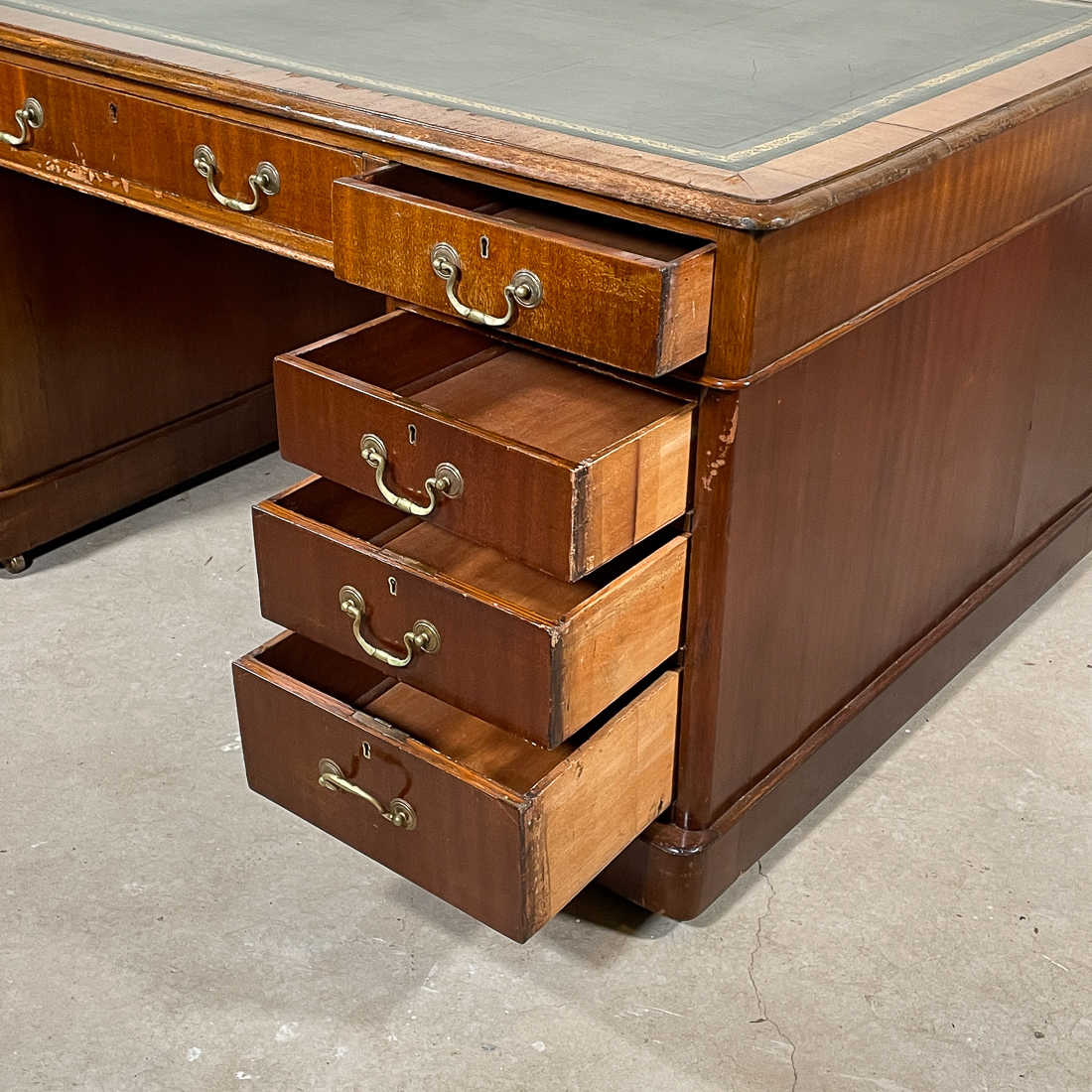 ANTIQUE PARTNERS DESK