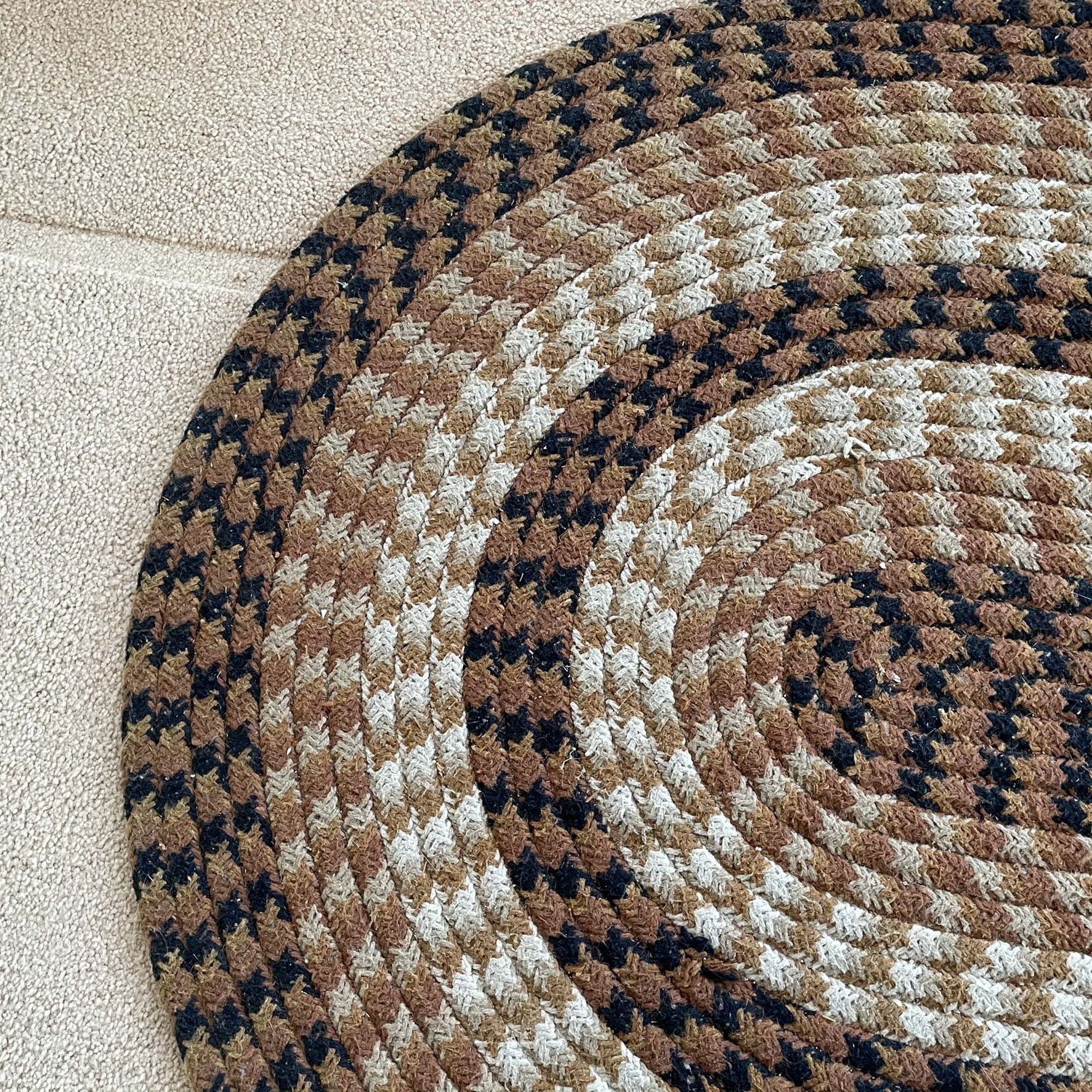 VINTAGE HOOKED RUG