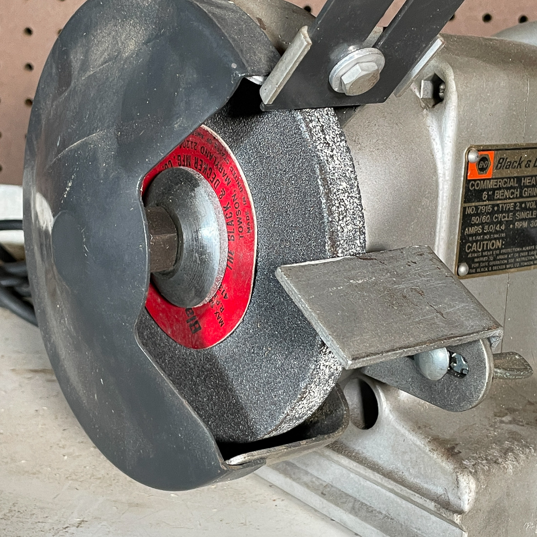 BLACK & DECKER BENCH GRINDER