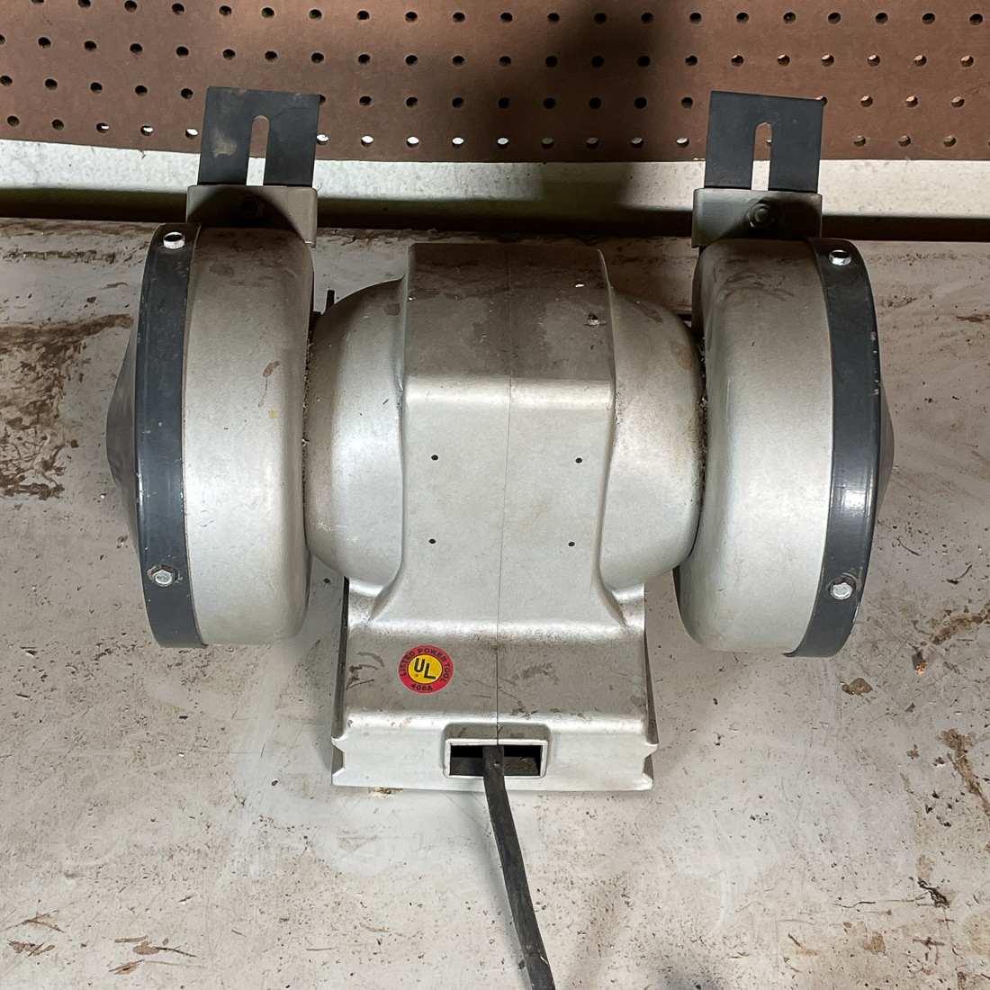 BLACK & DECKER BENCH GRINDER