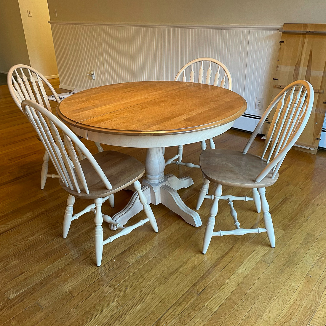 BREAKFAST TABLE & CHAIRS