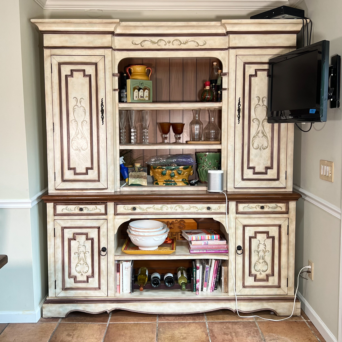 COUNTRY STYLE HUTCH