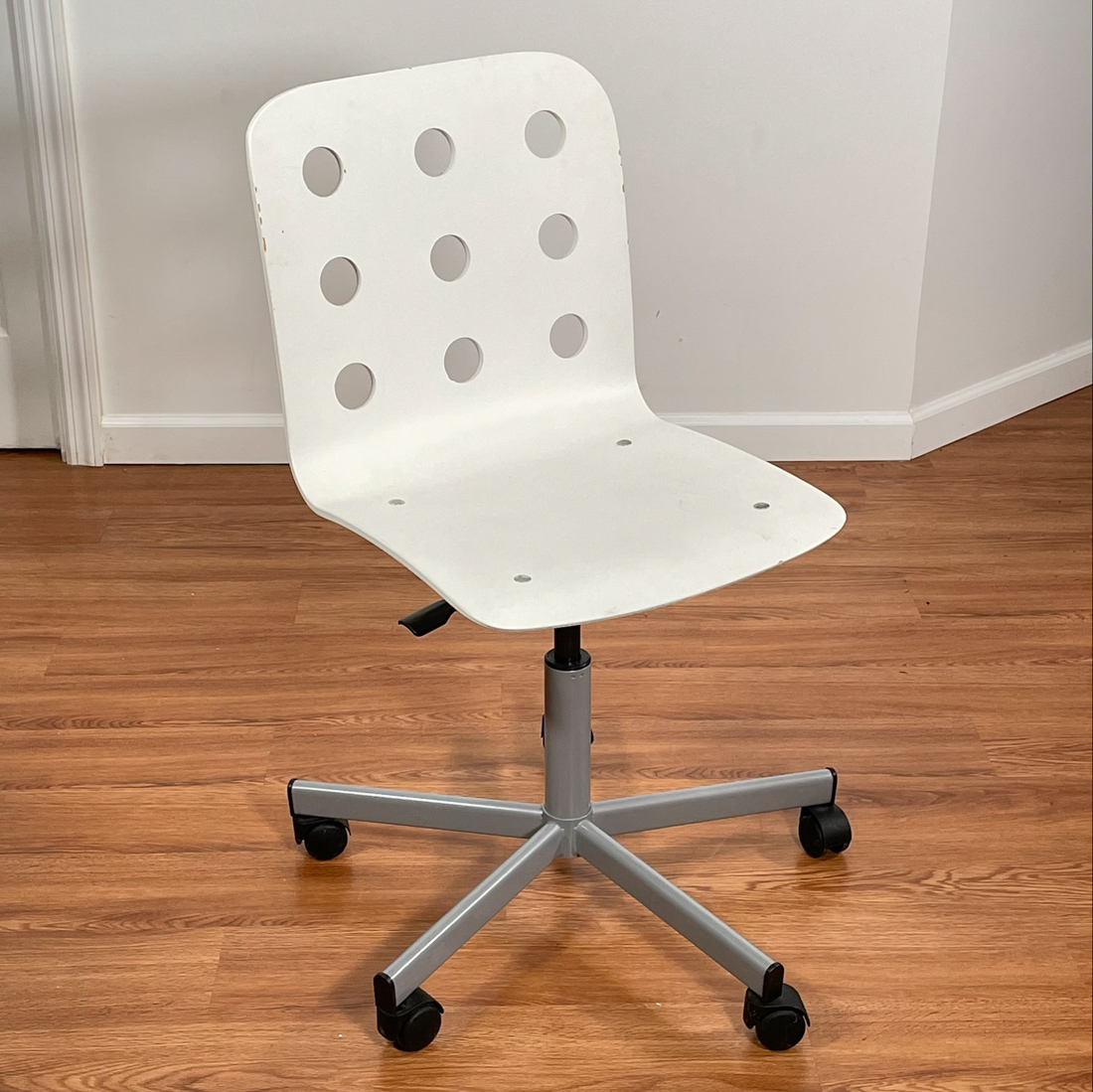 WHITE OFFICE CHAIR