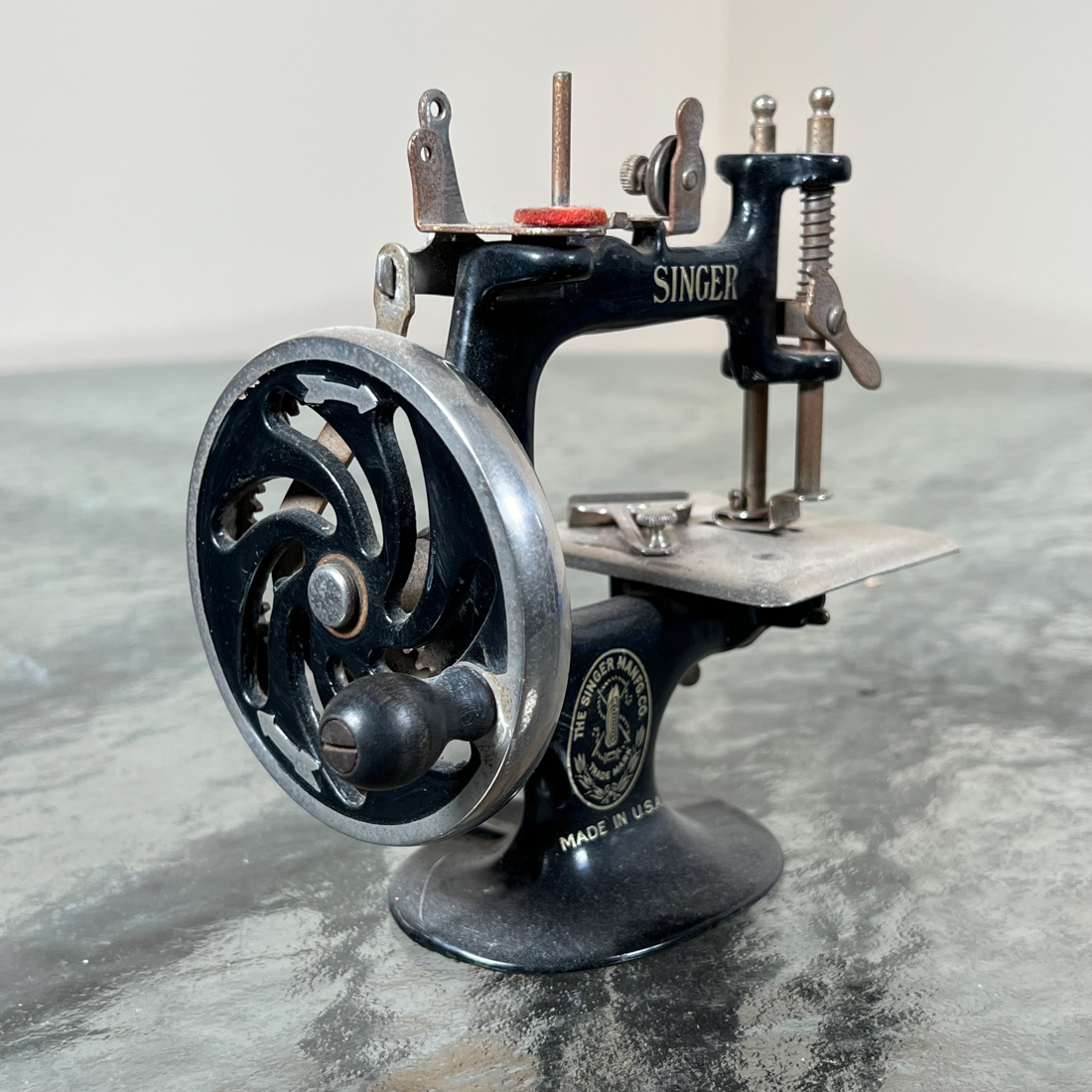 MINIATURE SINGER SEWING MACHINE