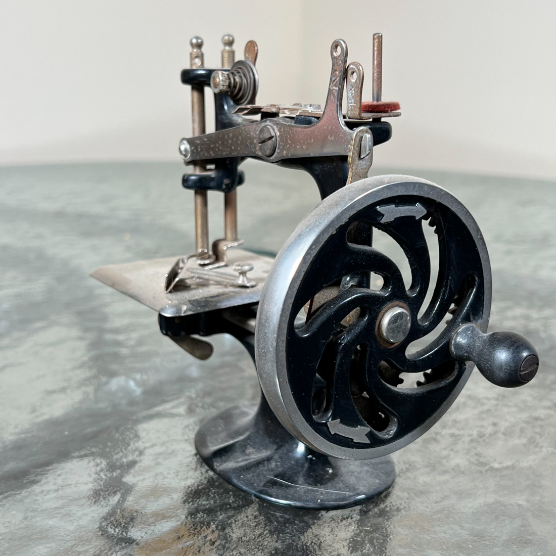 MINIATURE SINGER SEWING MACHINE