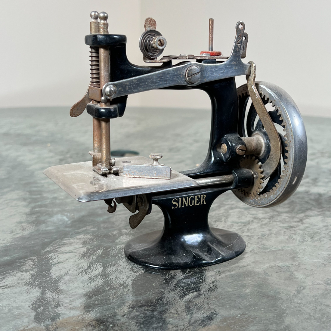 MINIATURE SINGER SEWING MACHINE