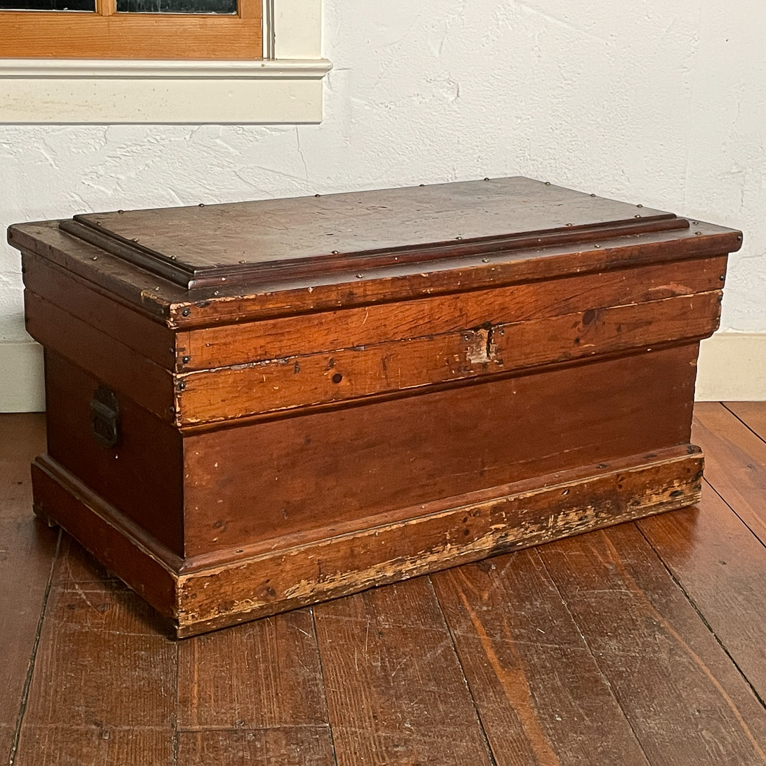 ANTIQUE WOOD STORAGE CHEST