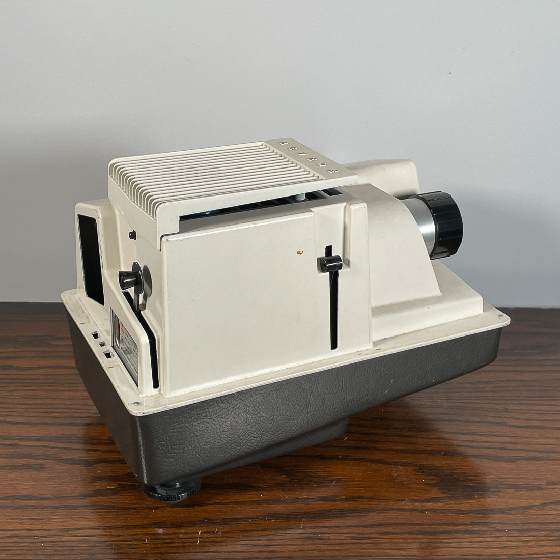 VINTAGE SLIDE PROJECTOR