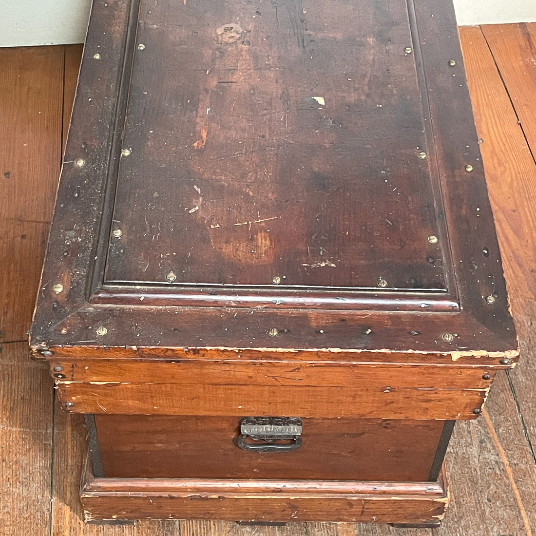 ANTIQUE WOOD STORAGE CHEST