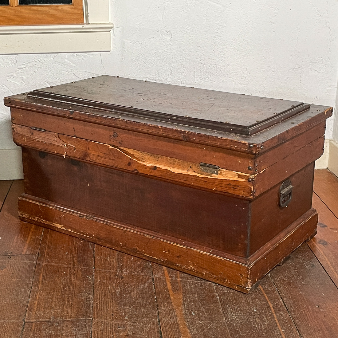 ANTIQUE WOOD STORAGE CHEST