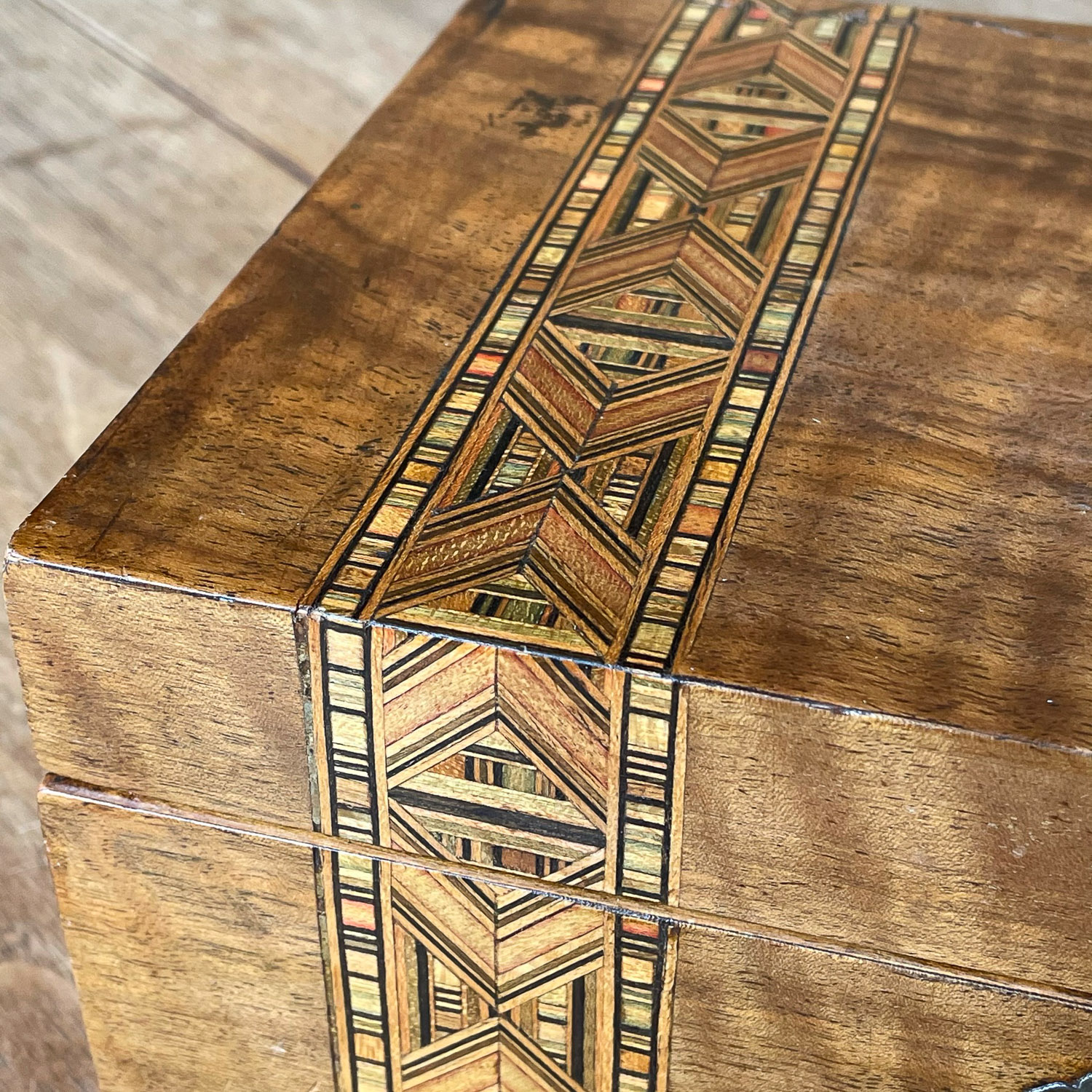 COLORFUL INLAID WOODEN BOX