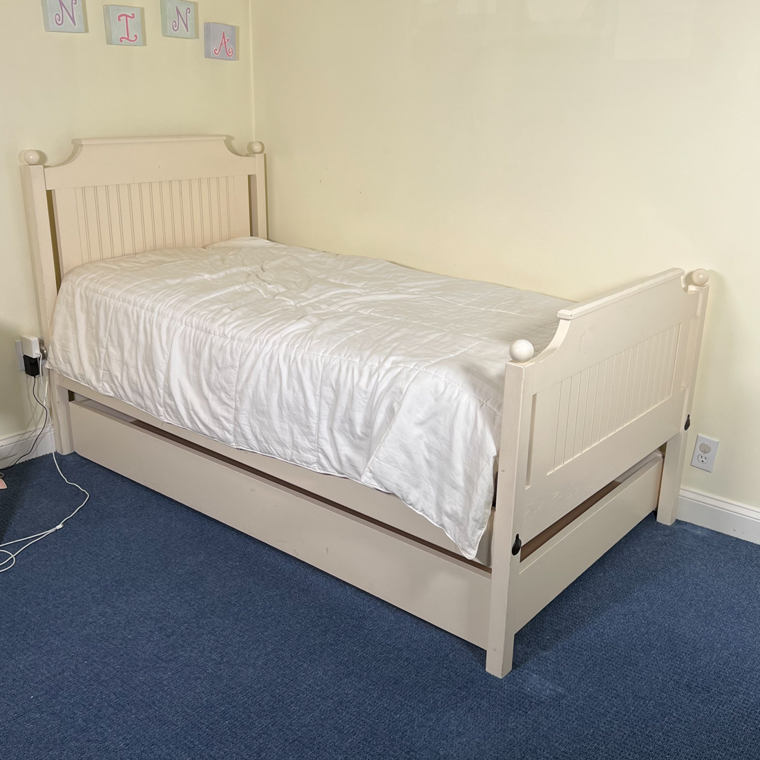 WHITE TRUNDLE BED