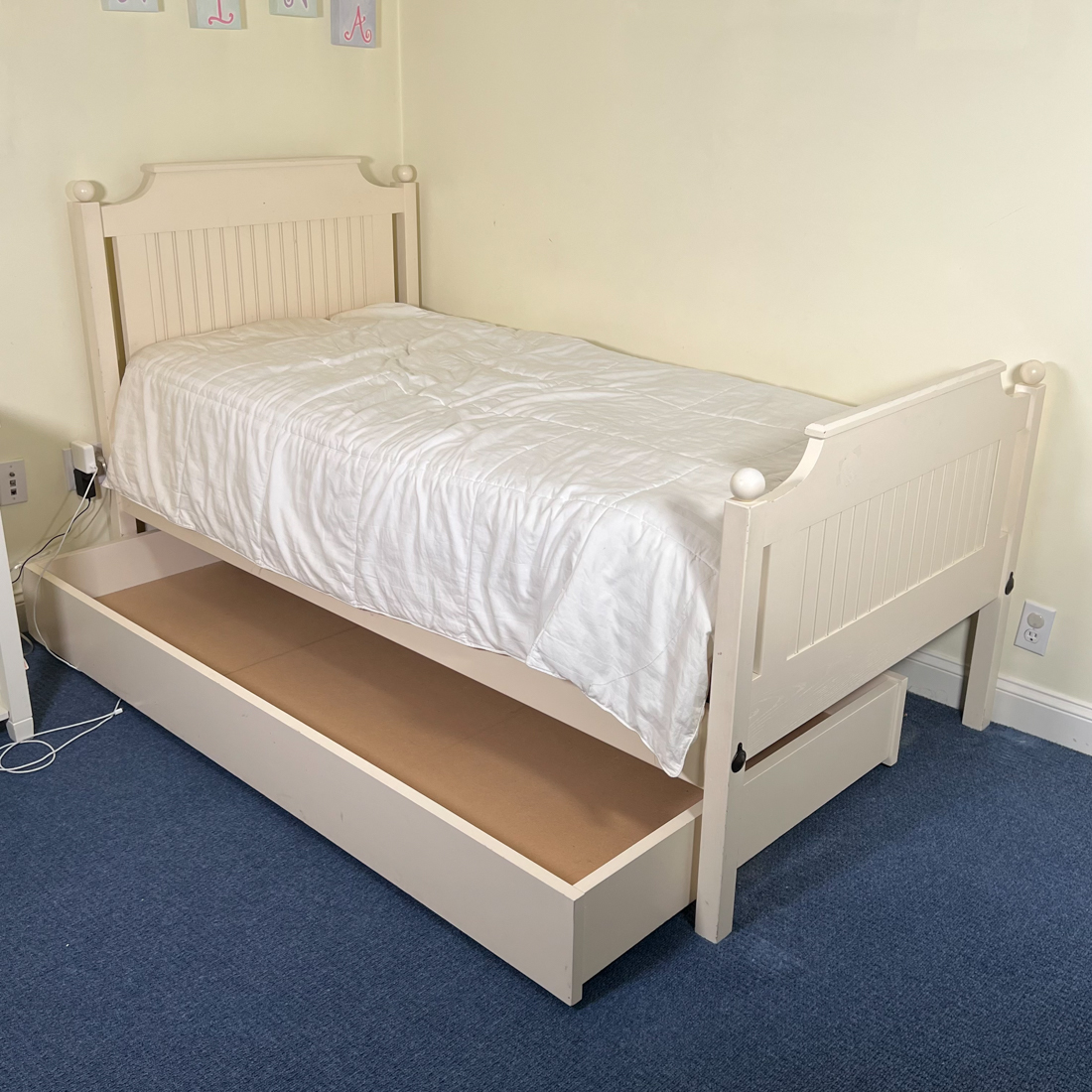 WHITE TRUNDLE BED