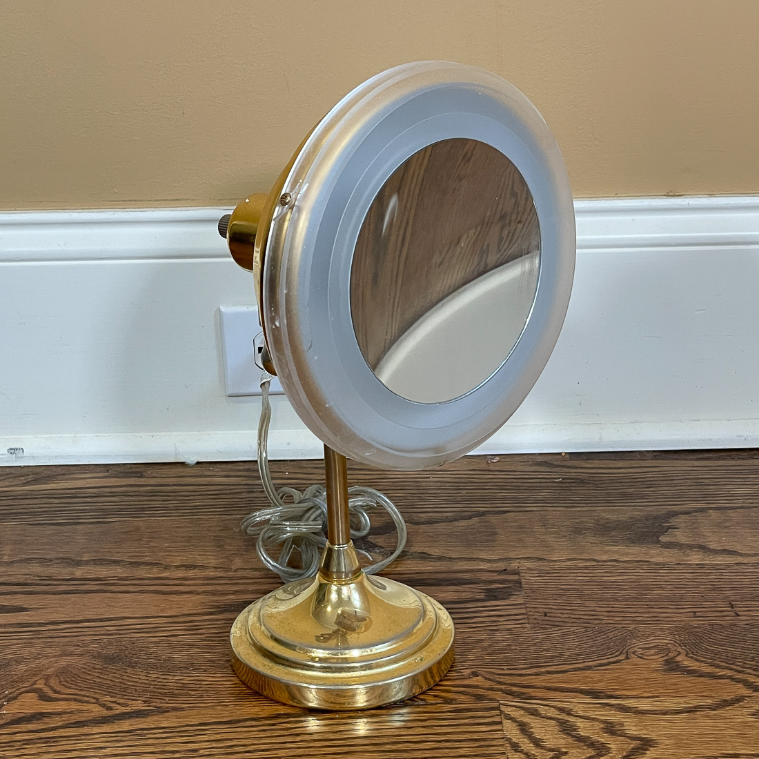 MAKE UP MIRROR WITH RING LIGHT