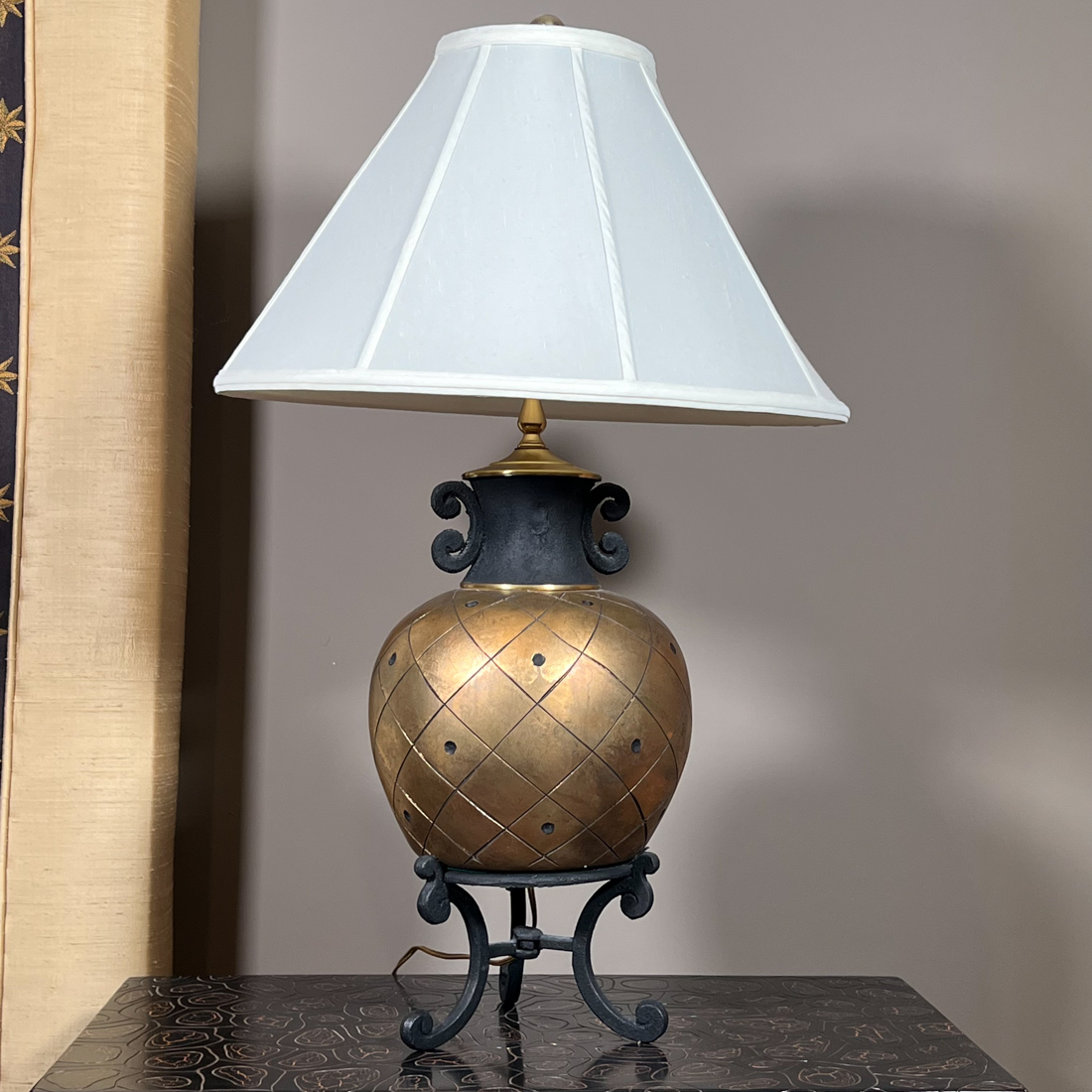 GOLD ACCENT TABLE LAMP