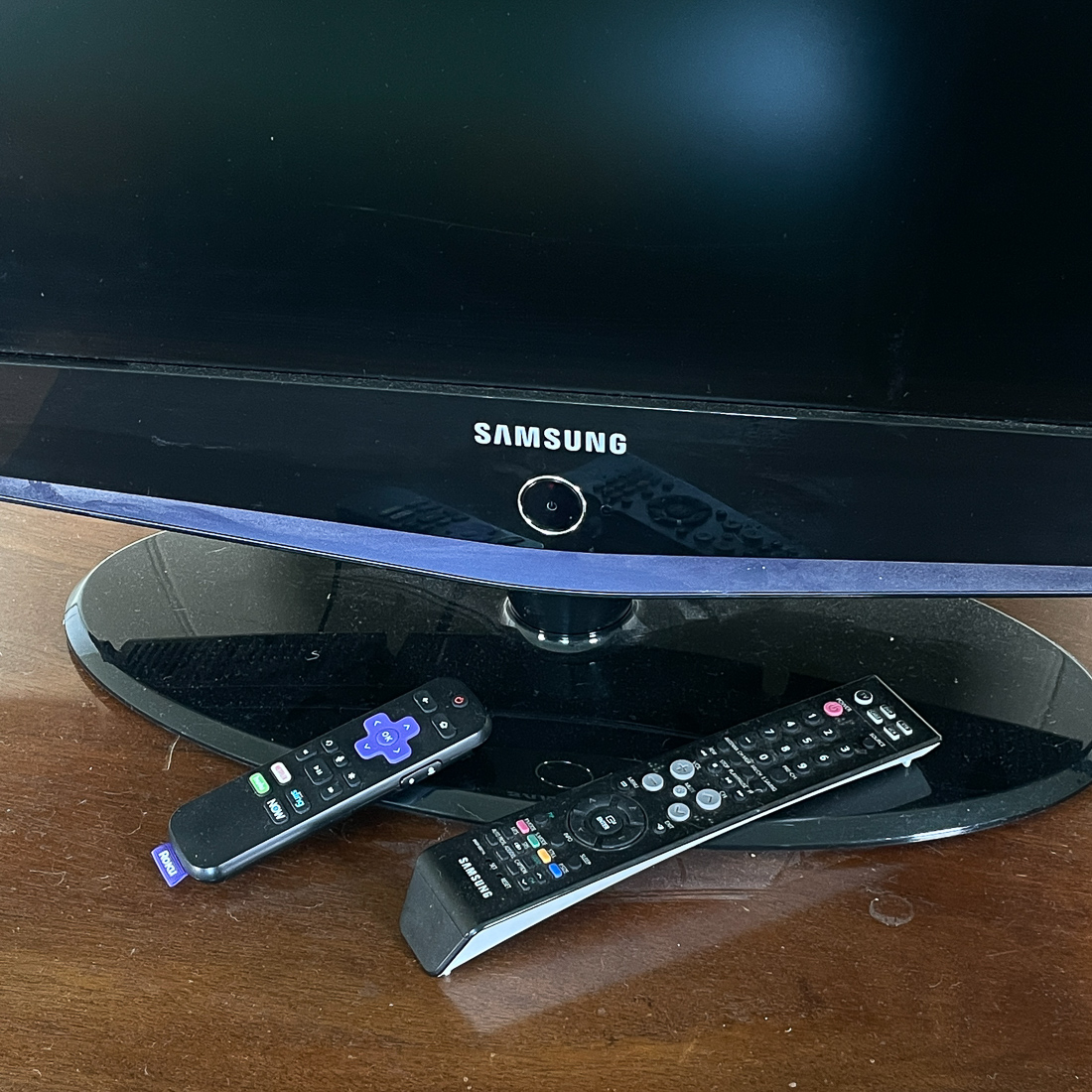 SAMSUNG 32 IN TV & ROKU