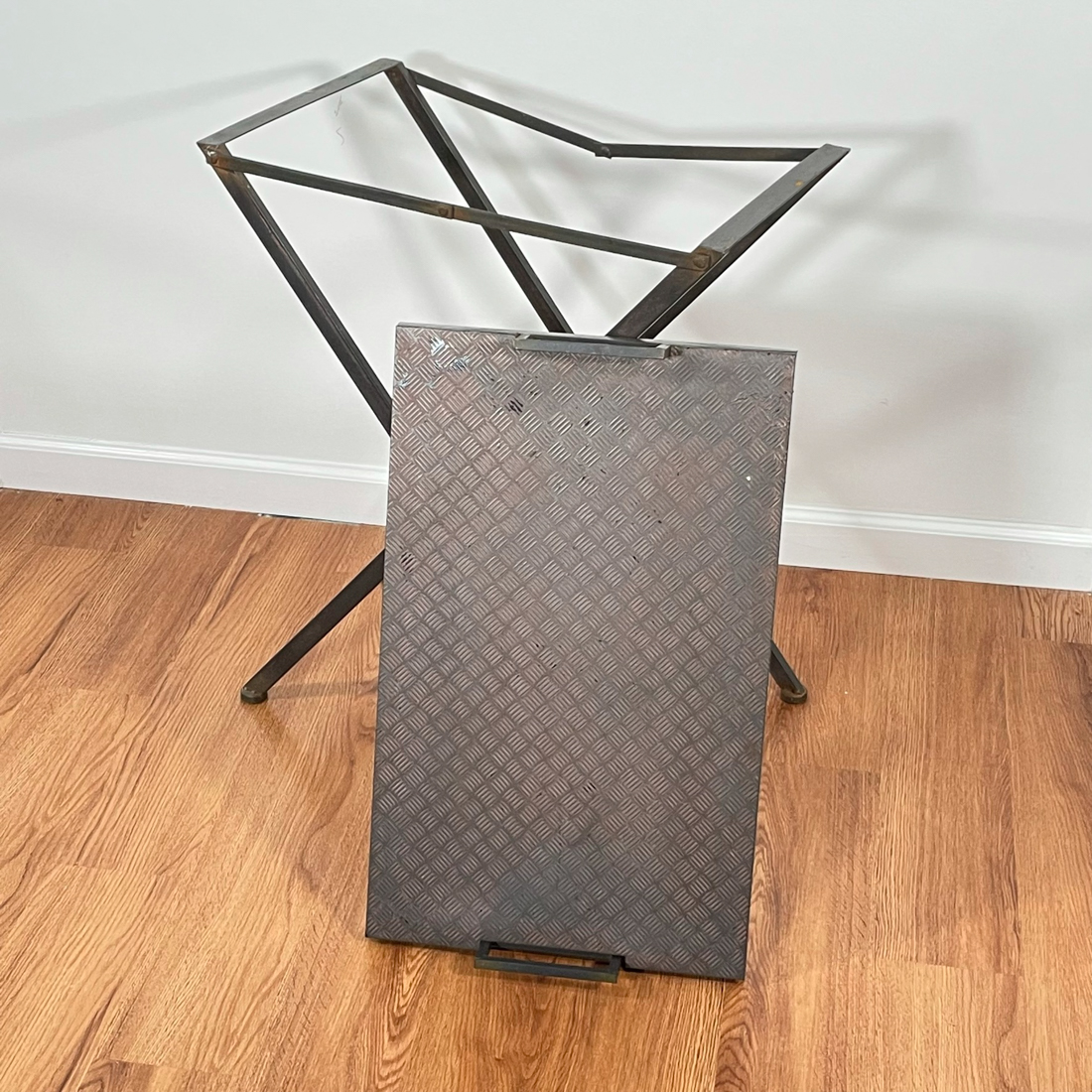 METAL TRAY TABLE
