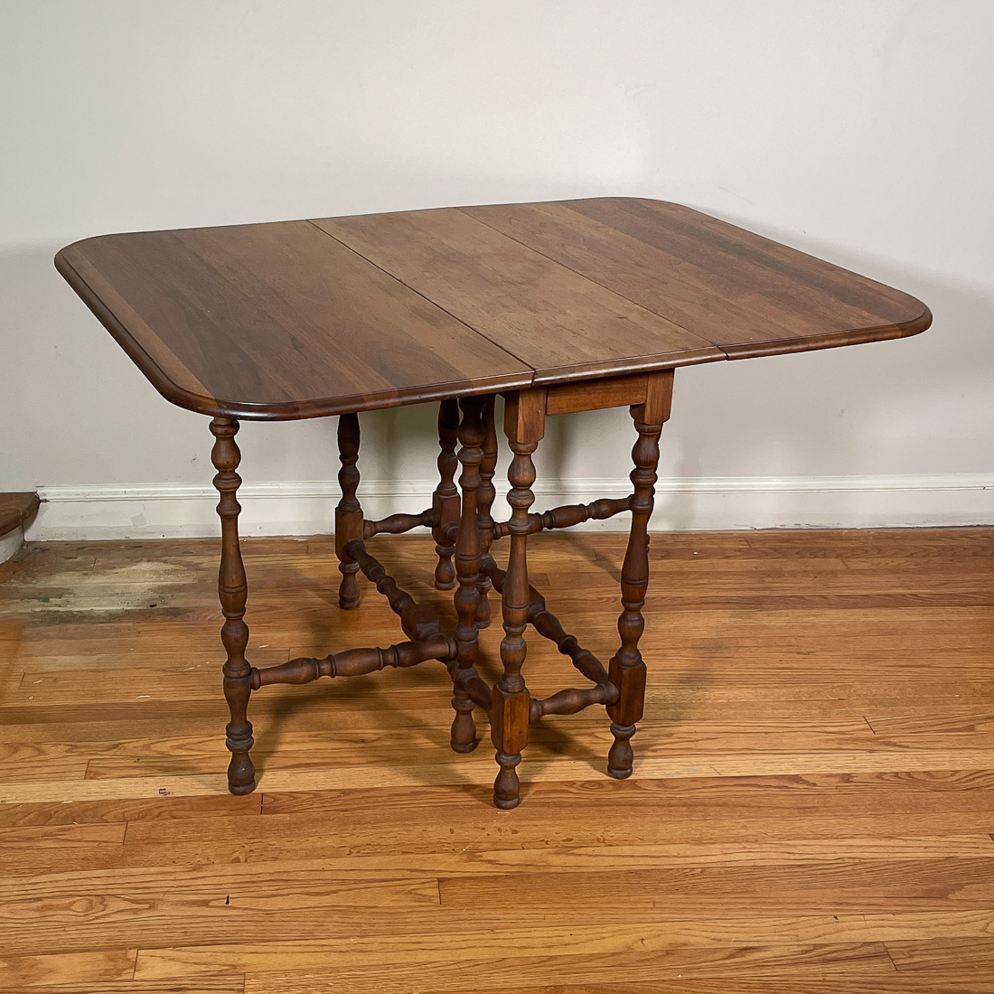 GATE LEG TABLE