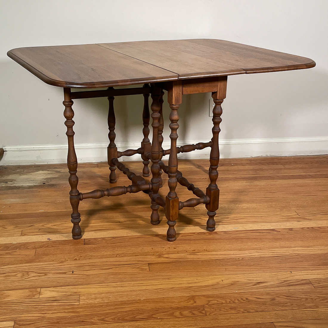 GATE LEG TABLE