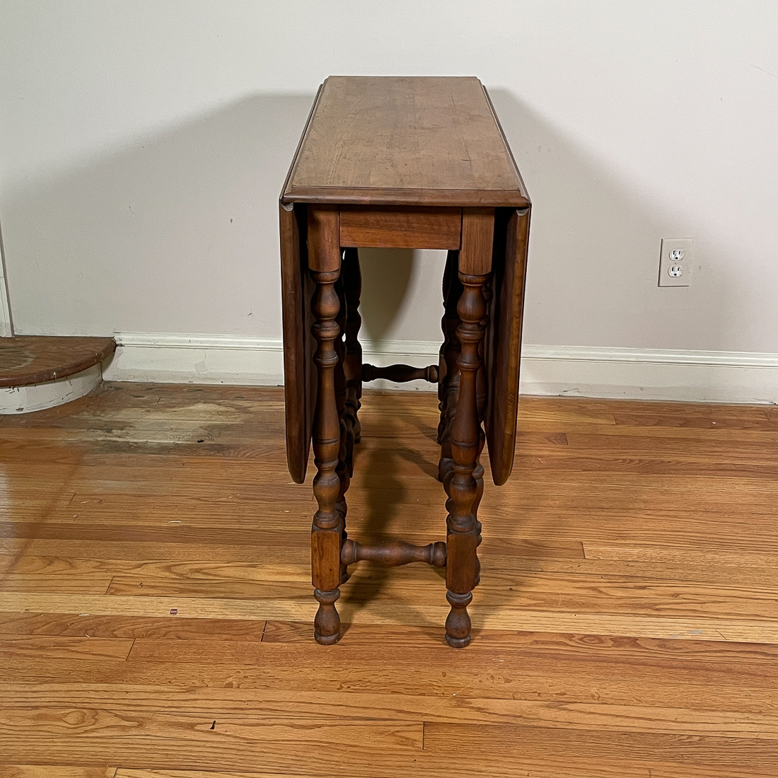 GATE LEG TABLE