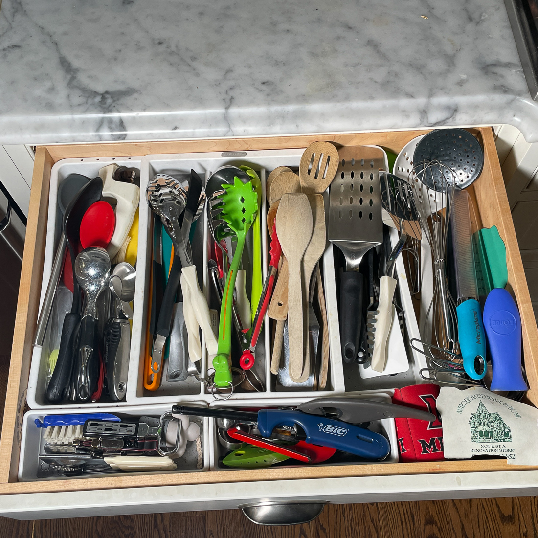 ASSORTED KITCHEN UTENSILS