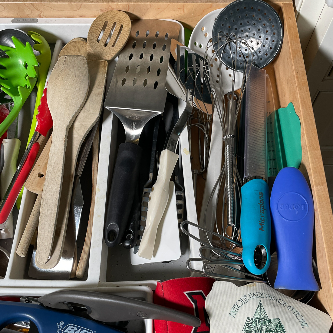 ASSORTED KITCHEN UTENSILS
