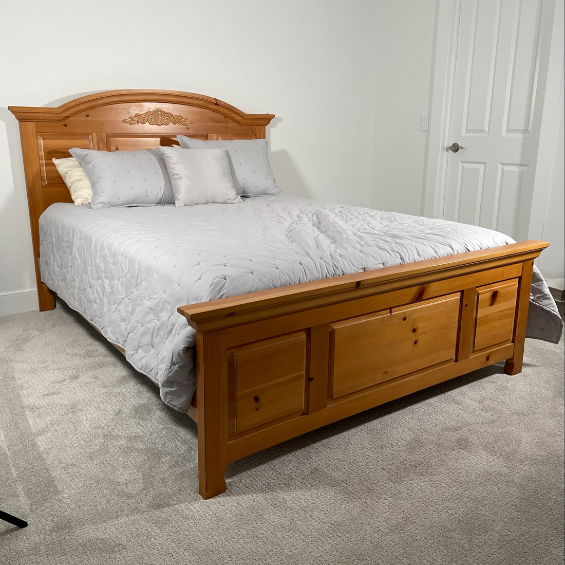 BROYHILL QUEEN BED