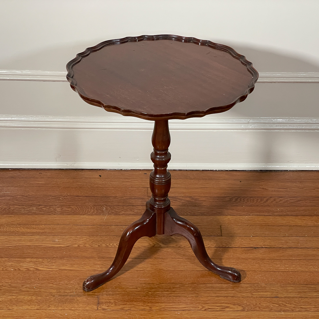 SCALLOPED TOP SIDE TABLE
