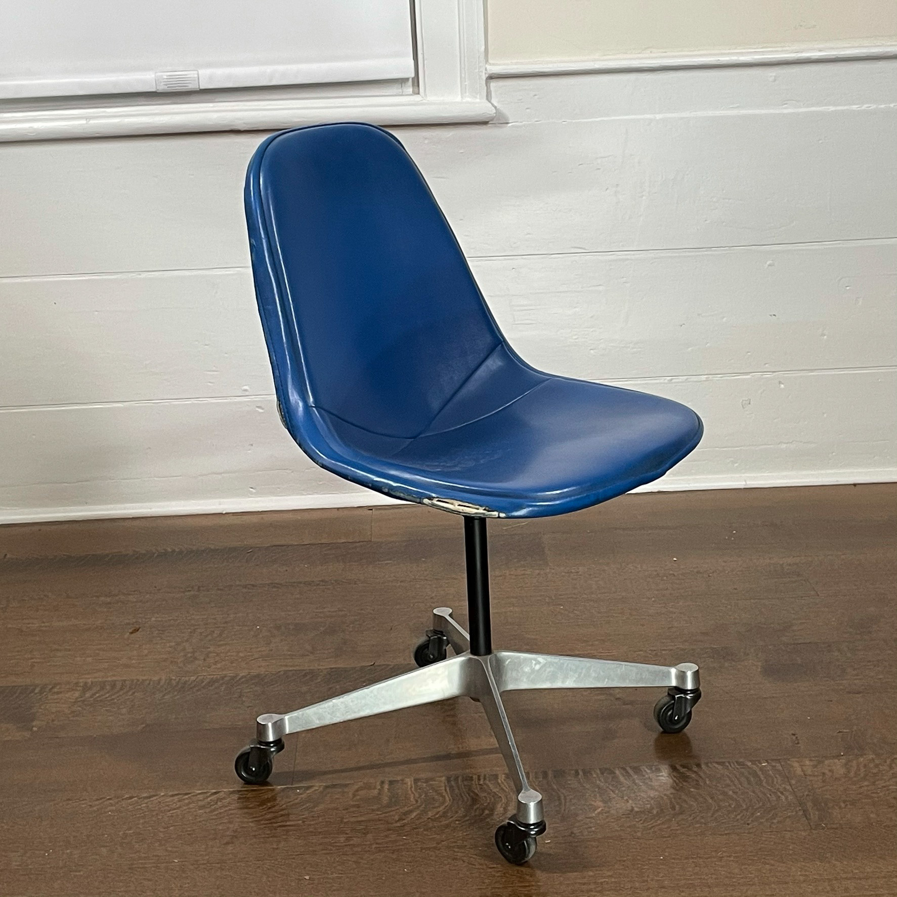 EARLY HERMAN MILLER SWIVEL CHAIR
