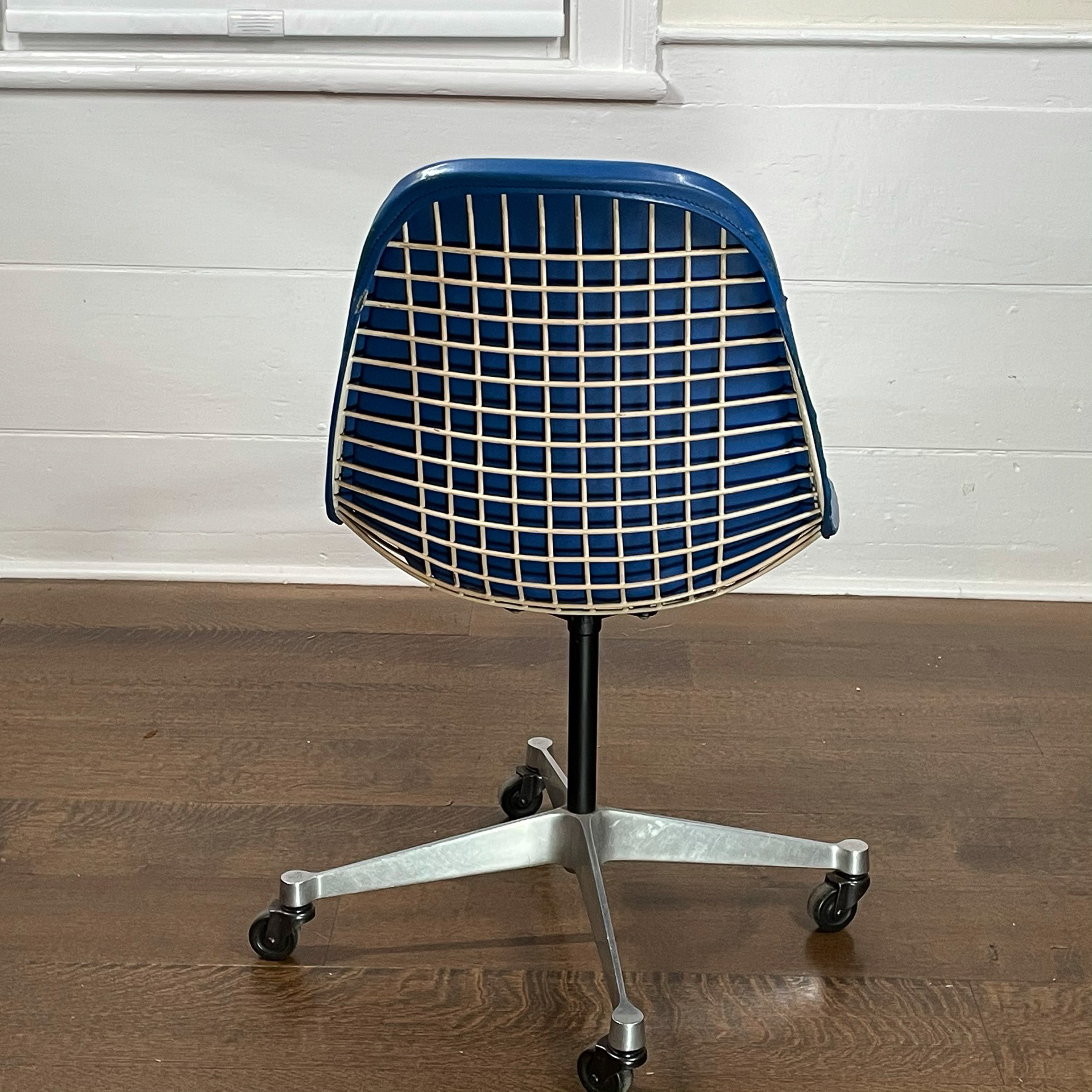 EARLY HERMAN MILLER SWIVEL CHAIR